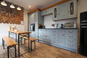Fairways View - Spacious Apartment - Sleeps 6 - Lovely Views - by Rework Accommodation